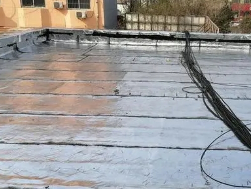 六枝特卫生间漏水维修公司分享下六枝特屋面楼顶防水刚性防水层施工要点。